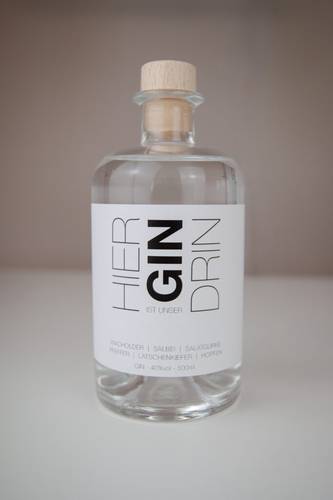 Gin Flasche von Steinweg Claus Architekten "Hier ist unser Gin drin" zum 10 Jährigen Jubiläum