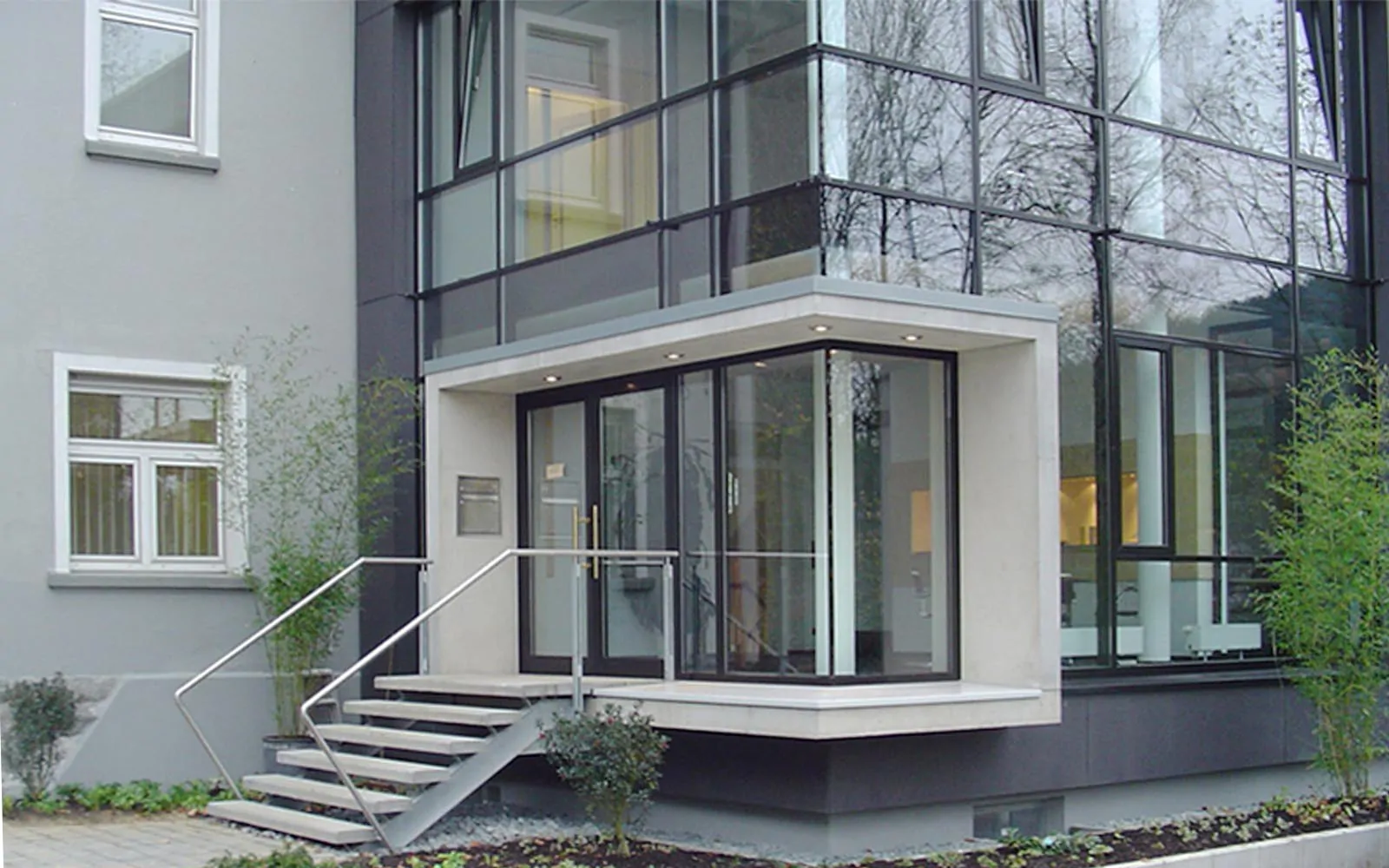 Messingwerk_SteinwegClausArchitekten_Buerogebäude_Anbau_Eckverglasung_Plettenberg_00003_Portal